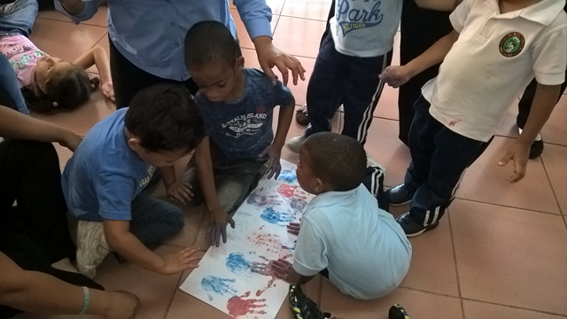 Niños del PEP elaboran mural sobre la cinta rosada y celeste