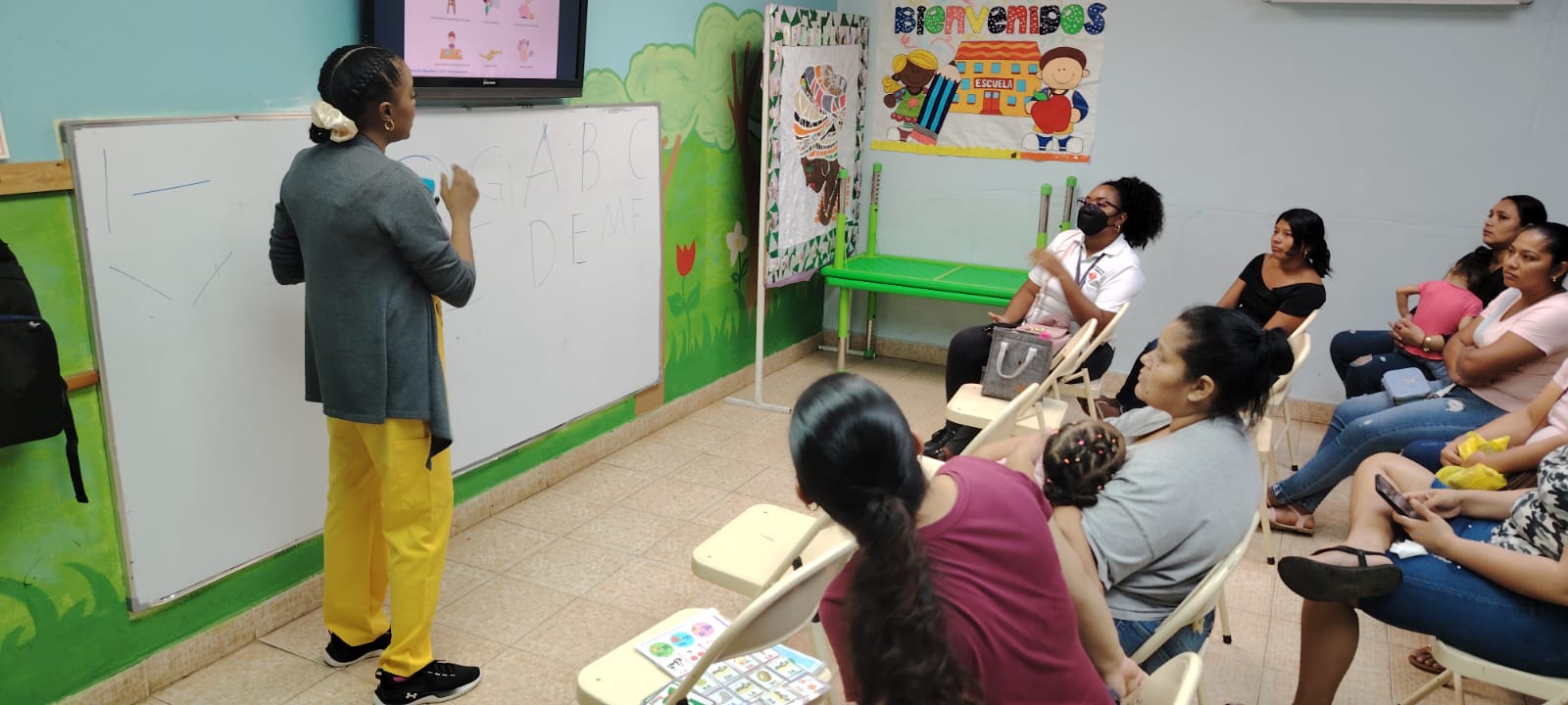 Docencia sobre participación activa a madres de alumnos de preescolar en Chepo.