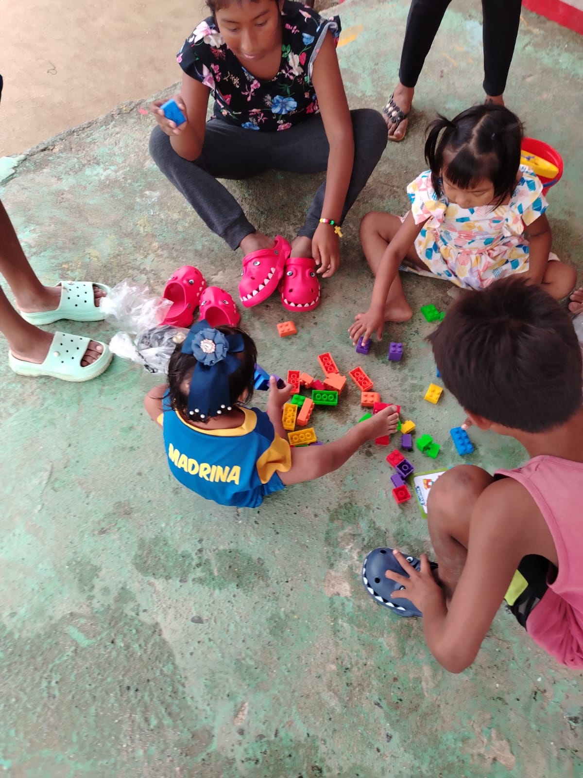 Estudiantes del IPHE Ustupu en Guna Yala potencian sus habilidades sensoriales y motoras a través de actividades lúdicas y funcionales.