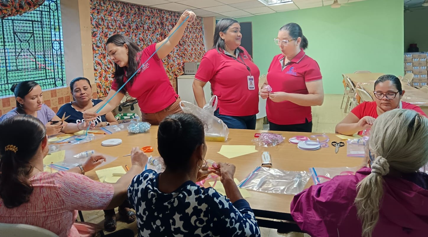 Madres de Los Santos participan en taller de confección de vinchas.