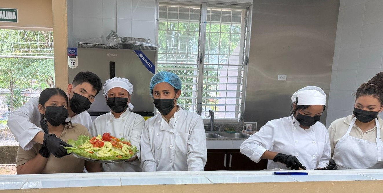 Jóvenes del CEVET muestran sus habilidades en la cocina