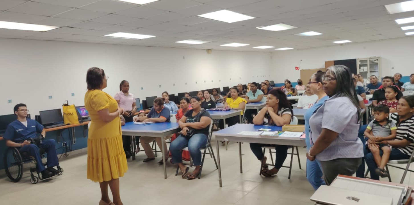 Instruyen a padres de Panamá Este sobre la lectoescritura.