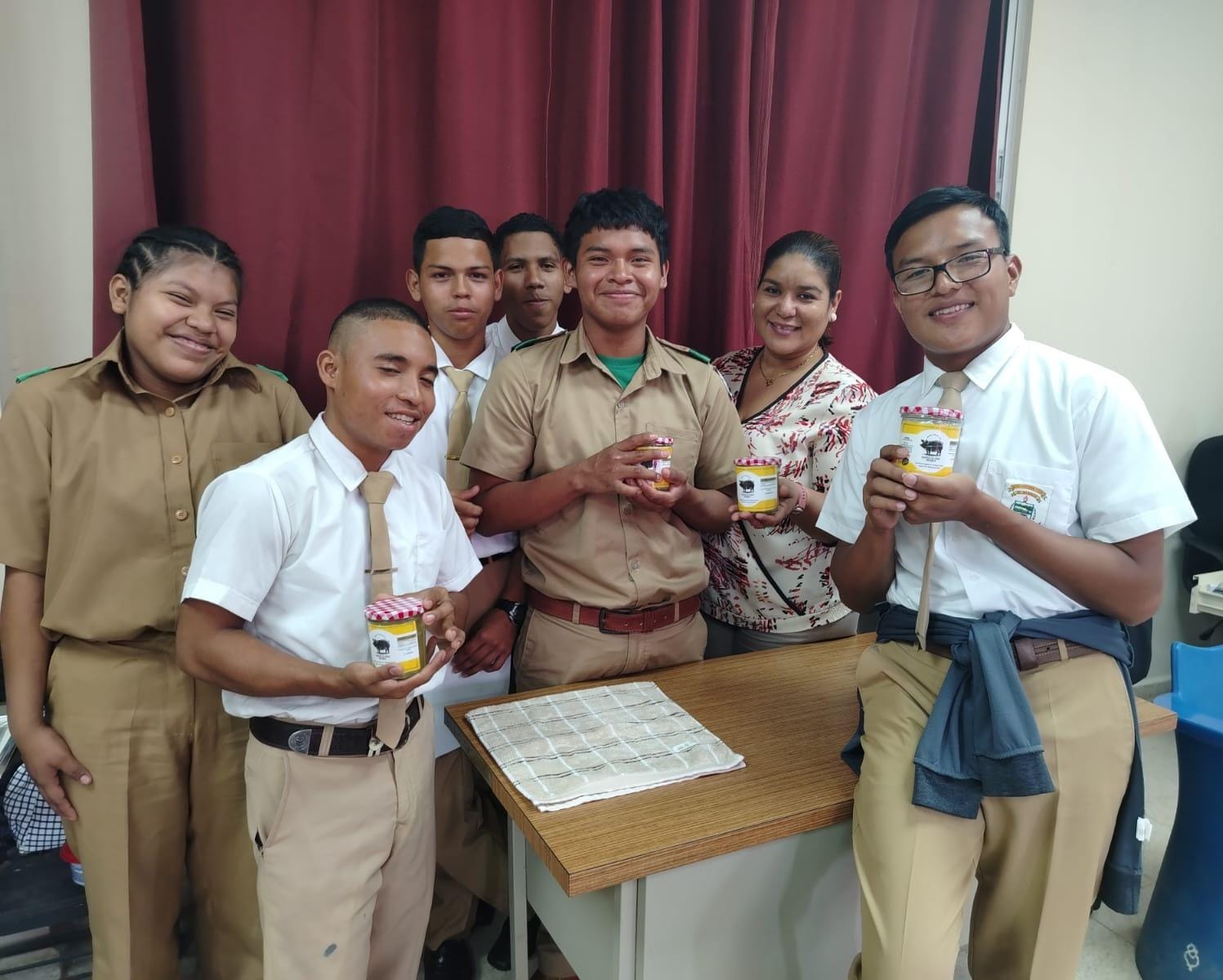 Jóvenes del IPHE en Bocas del Toro Elaboran Aceite Orgánico como Proyecto Emprendedor