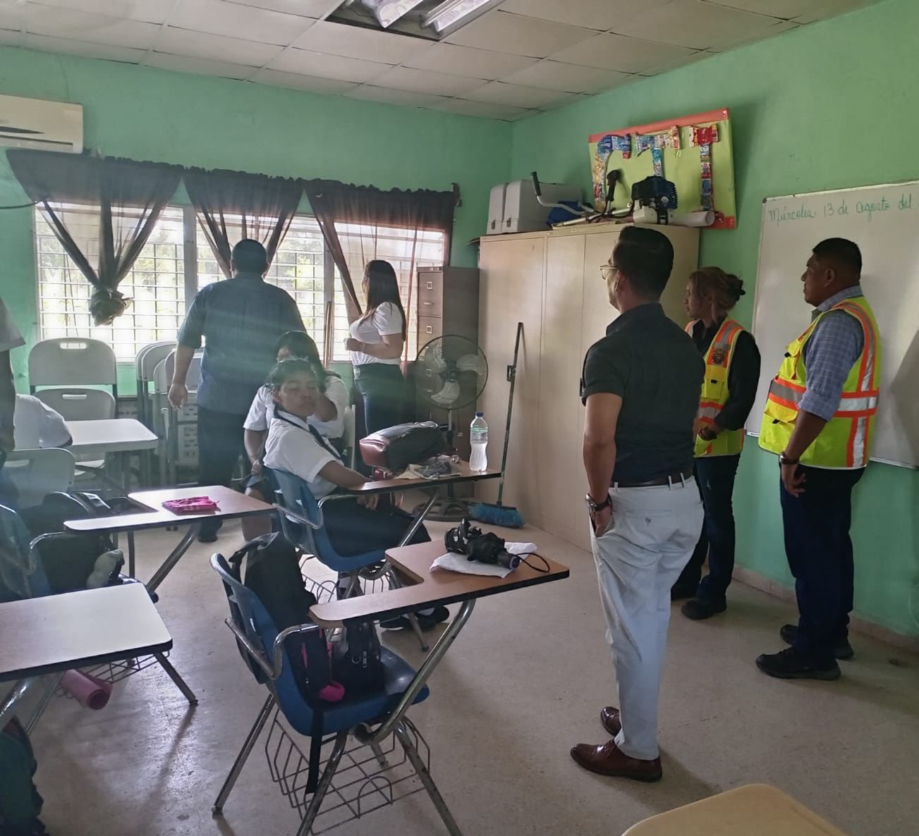Estudiantes de CTI de Bocas del Toro muestran sus avances agrícolas a defensora de derechos y autoridades municipales