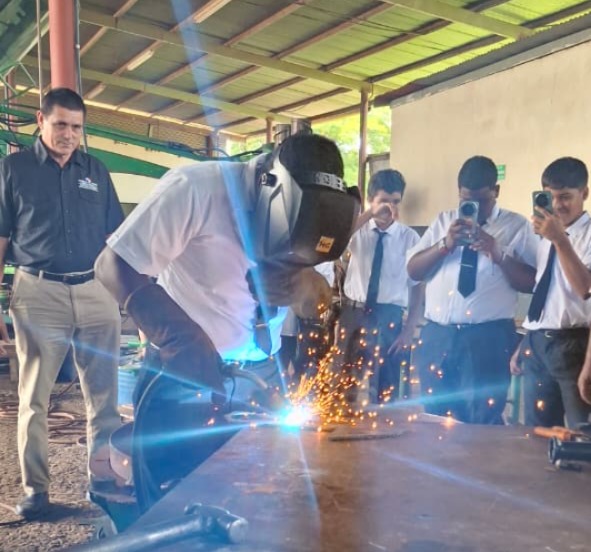 Estudiantes de CTI del IPHE en Los Santos realizan gira pedagógica al Ingenio La Victoria