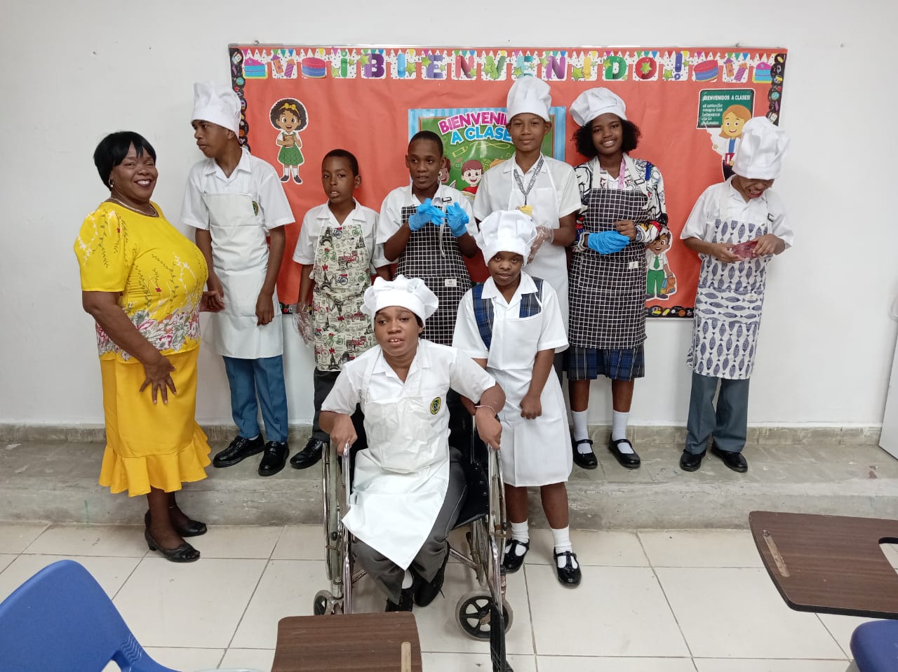 Estudiantes de Gastronomía del IPHE en Colón aprenden a preparar ensaladas de frutas