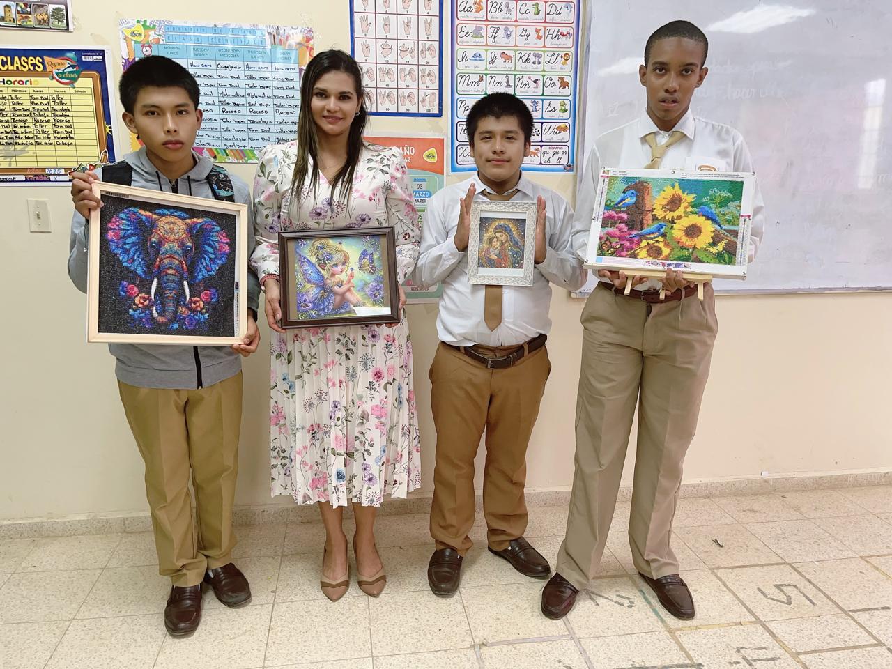 Estudiantes del IPT El Silencio refuerzan creatividad y autonomía con taller de diamond painting