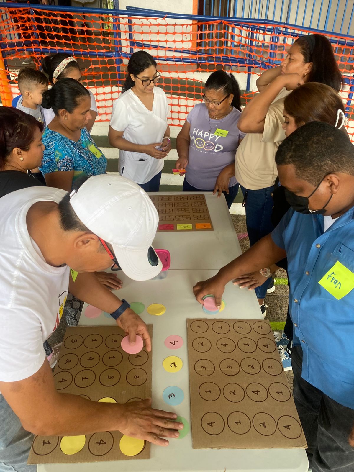 Padres del PEP aprenden a reconocer las habilidades de sus hijos
