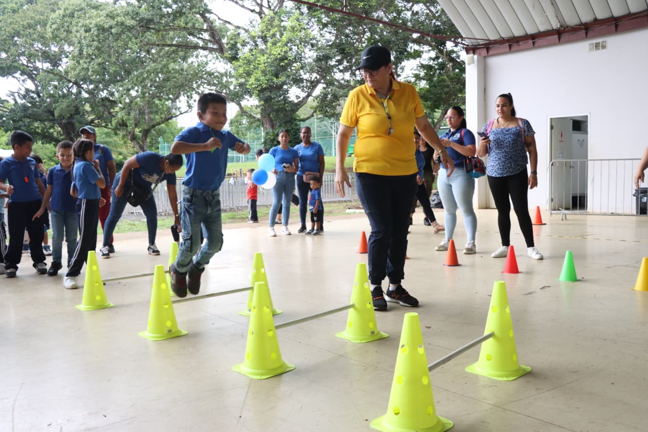 Comunidad educativa del IPHE participa en los Sextos Juegos de Deportes Adaptados