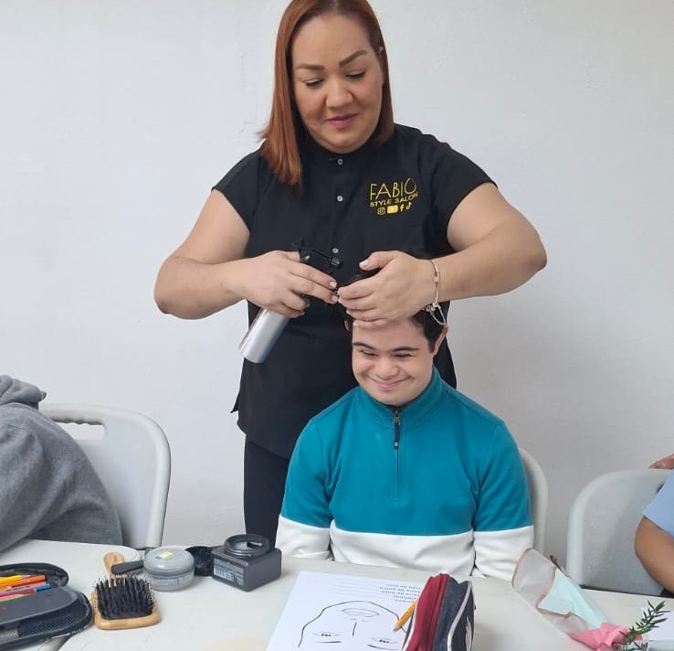 Estudiantes de Premedia del IPHE Chiriquí fortalecen autoestima en taller de belleza y cuidado personal