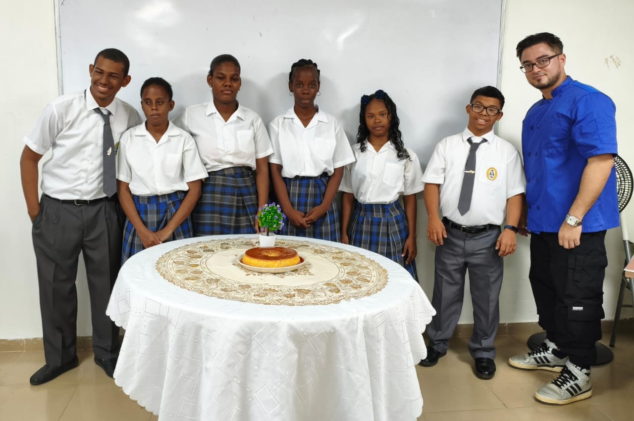 Alumnos de Gastronomía en Colón aprenden a elaborar y decorar flan casero