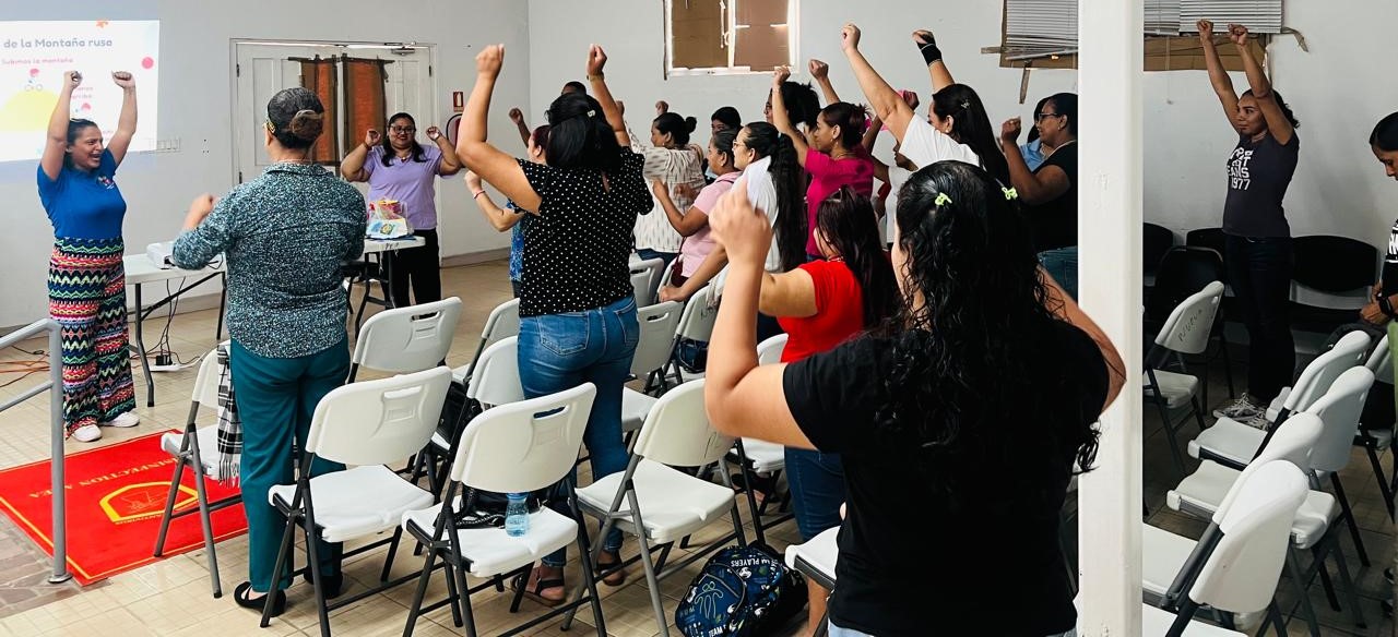 Padres del PEP conocen factores que impactan el neurodesarrollo de sus hijos