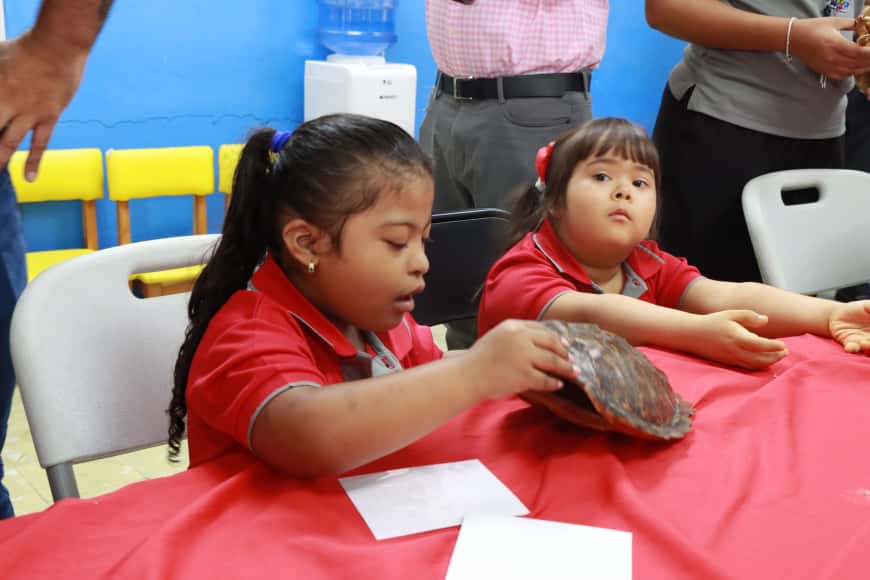 Estudiantes participan en actividad háptica inclusiva