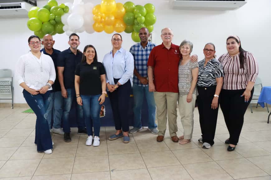 Padres de familia participan en Té Evangelístico en conmemoración de las Sagradas Escrituras.