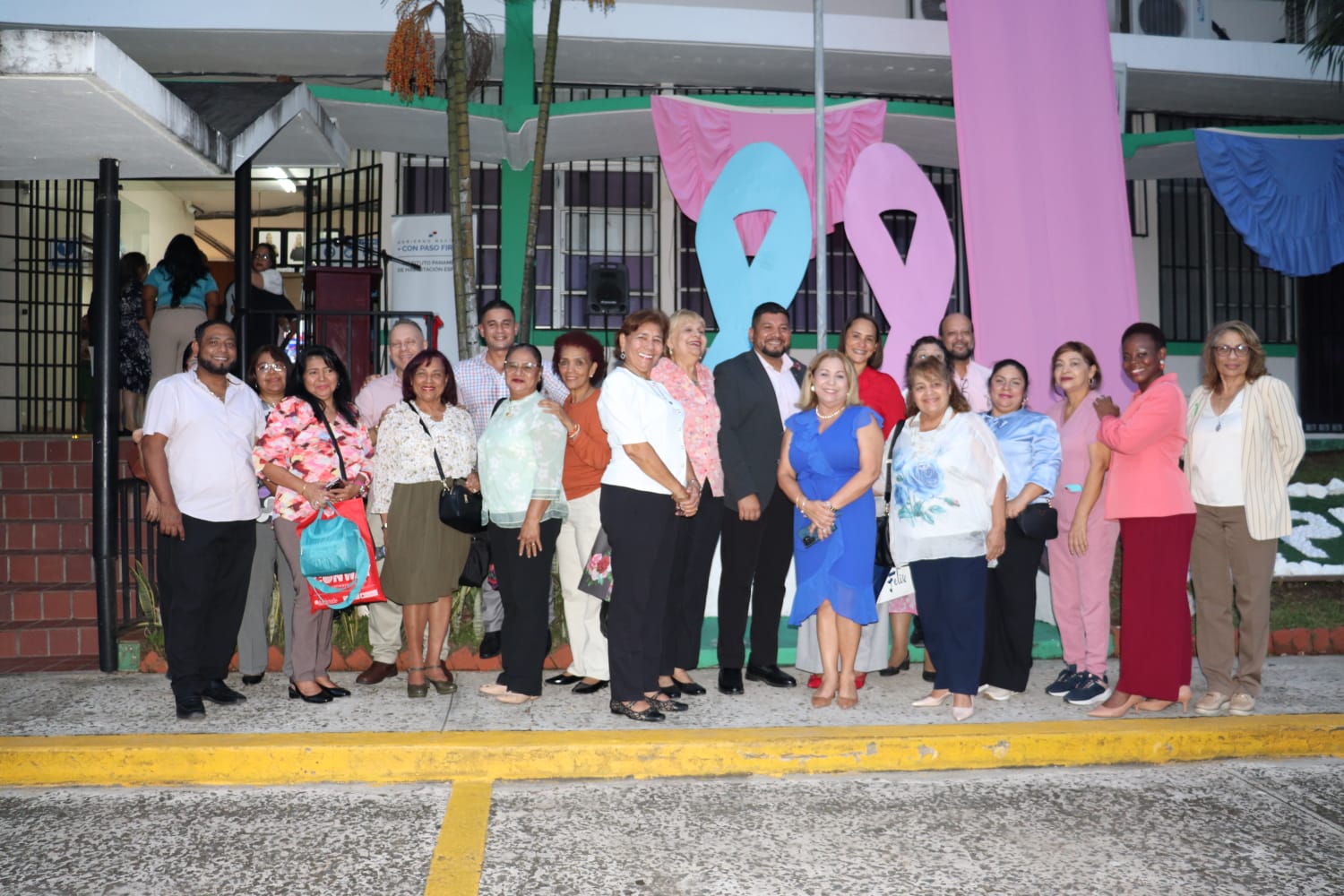 IPHE realiza encendido de luces del Mes de la Cinta Rosada y Celeste