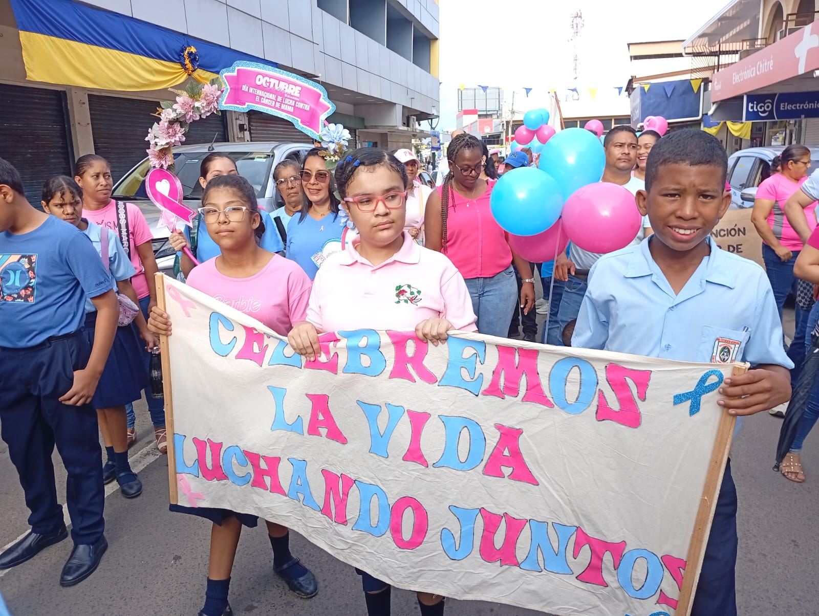 Comunidad educativa participa en caminata contra la prevención del cáncer en Herrera