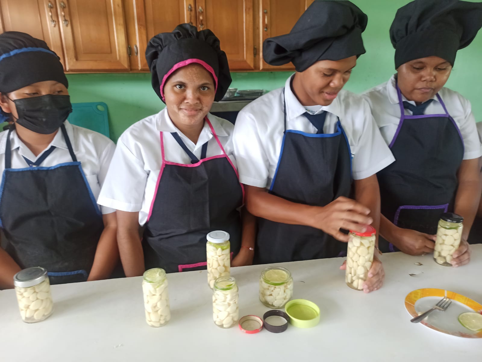 CTI de Gastronomía de Bocas del Toro impulsa la creatividad con taller de conservas artesanales