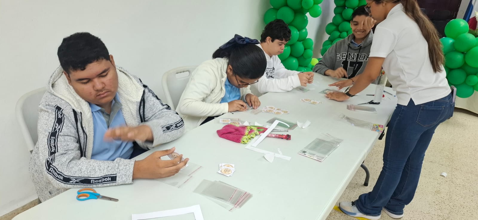 Alumnos chiricanos aprenden técnicas de empacado de especias