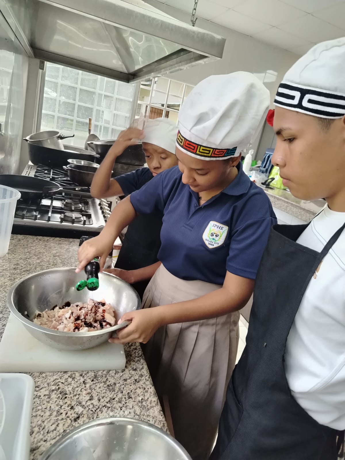 Jóvenes de Chepo Demuestran sus Destrezas Culinarias en Taller de Gastronomía