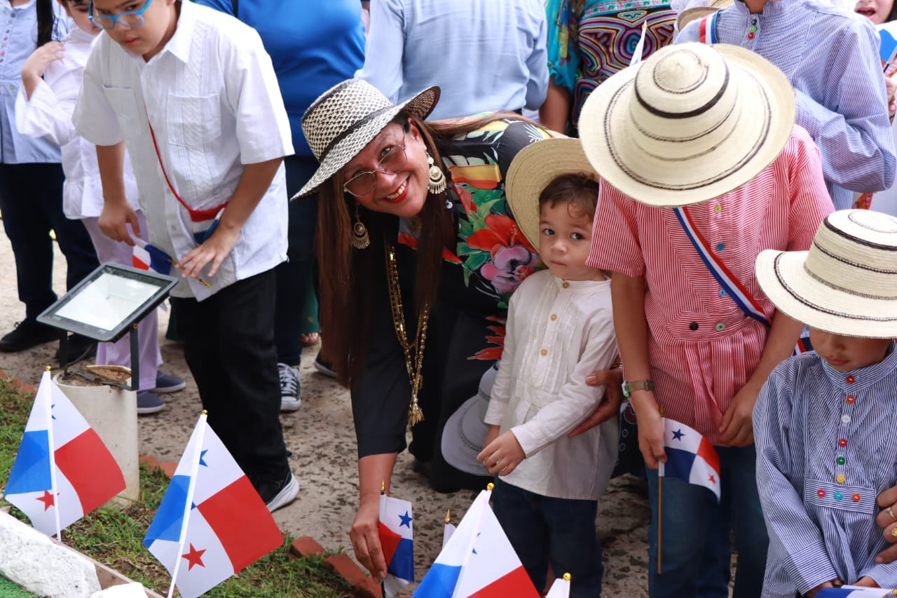 ¡Viva Panamá! El IPHE Inicia las Fiestas Patrias 2025 con Celebración Inclusiva