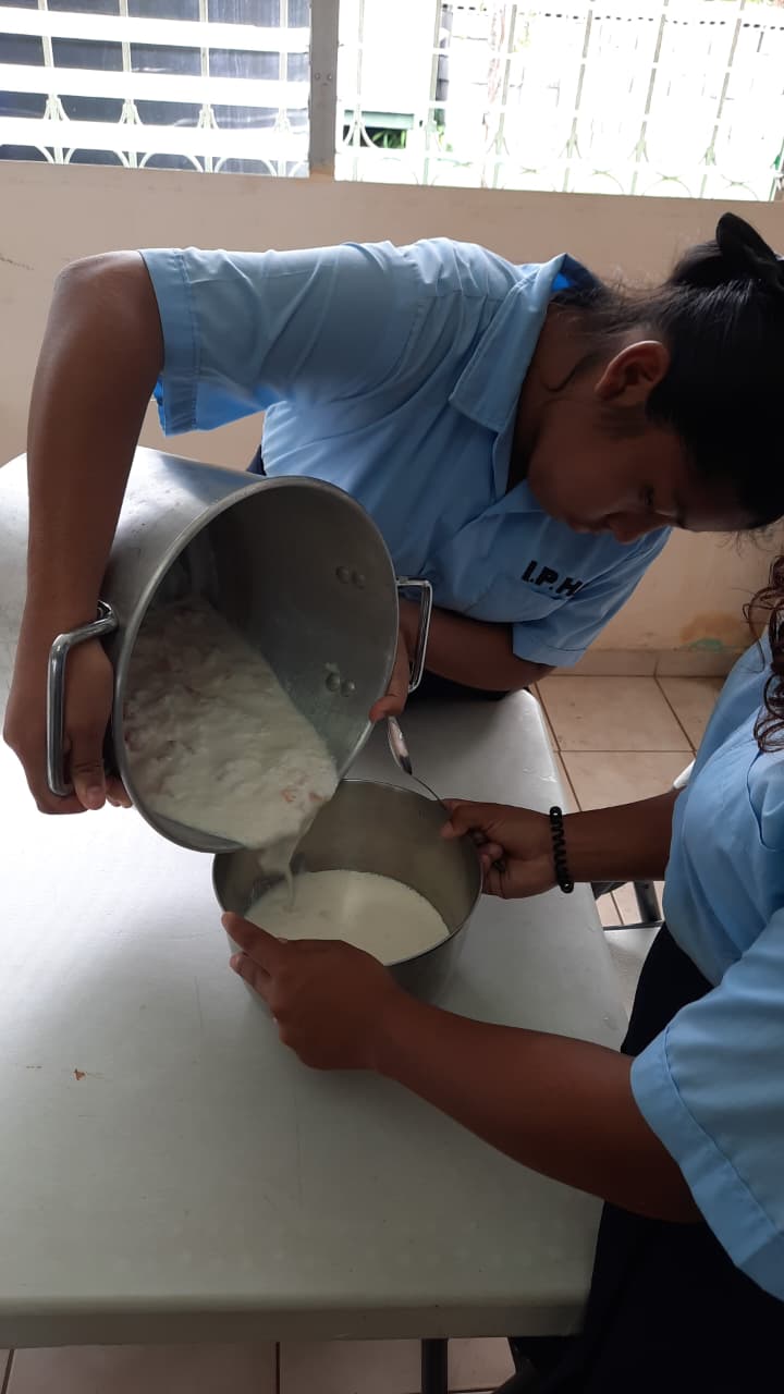 Estudiantes del IPHE de Aguadulce experimentan con la elaboración de yogur artesanal