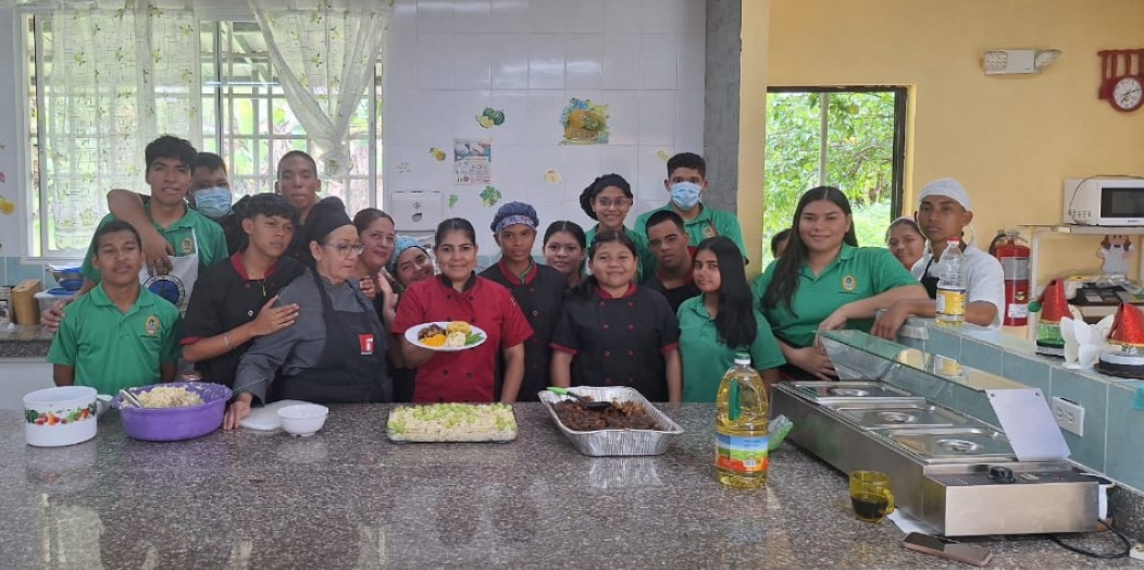 Estudiantes de Veraguas fortalecen sus habilidades culinarias con menú navideño