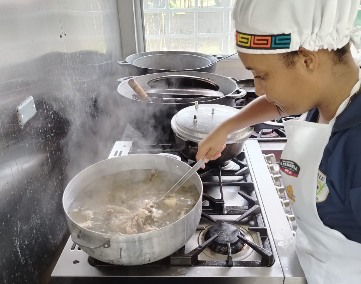 Formación culinaria: estudiantes aprenden a cocinar sancocho típico