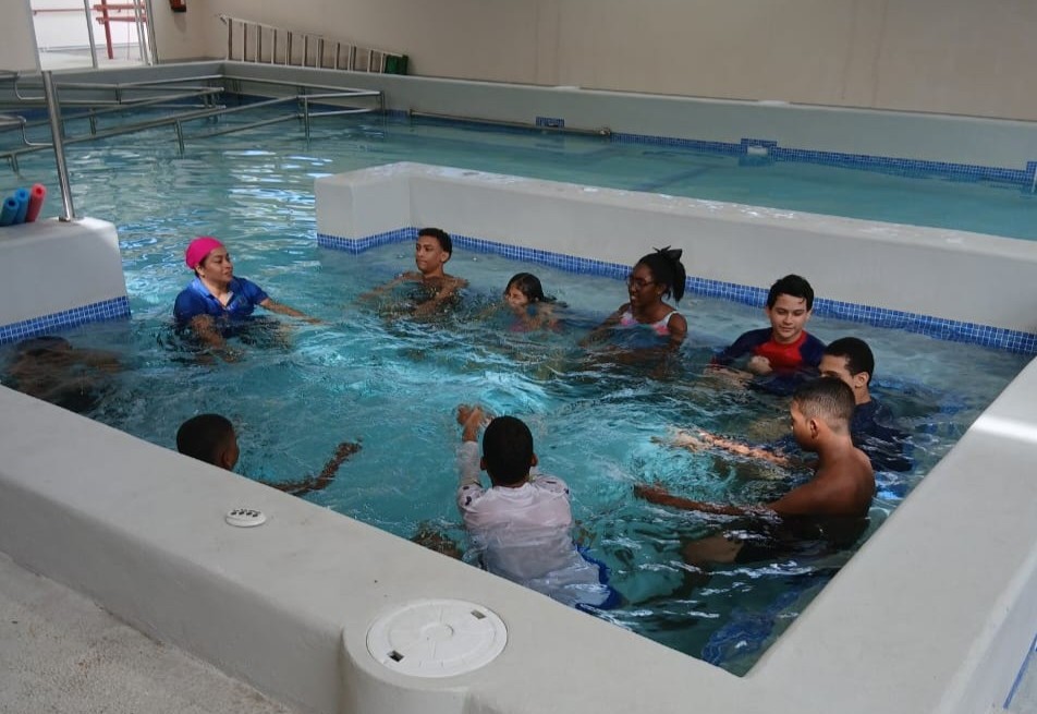 Estudiantes del Instituto Bolívar viven experiencia formativa en terapia acuática del IPHE