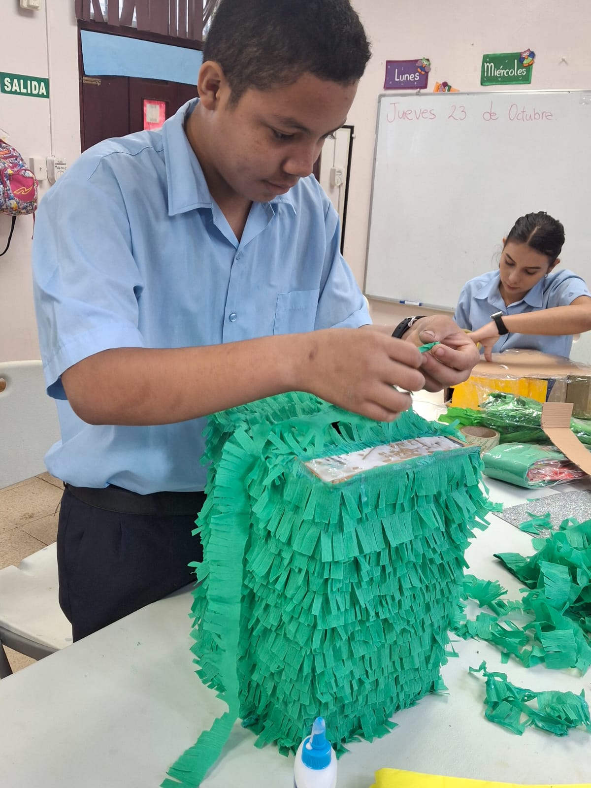 Estudiantes de Chiriquí desarrollan habilidades creativas en taller de piñatas