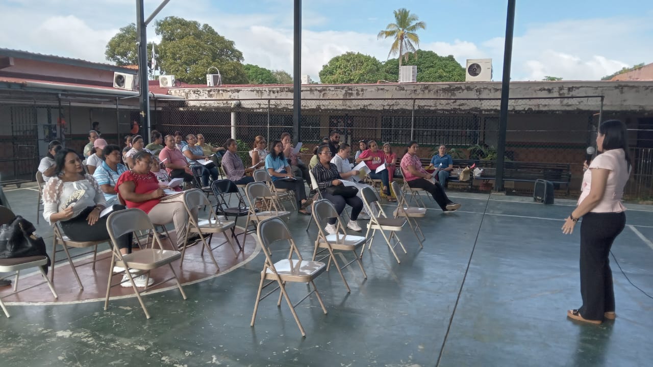 Padres de Los Santos participan en docencia sobre manejo emocional y conductual en el hogar