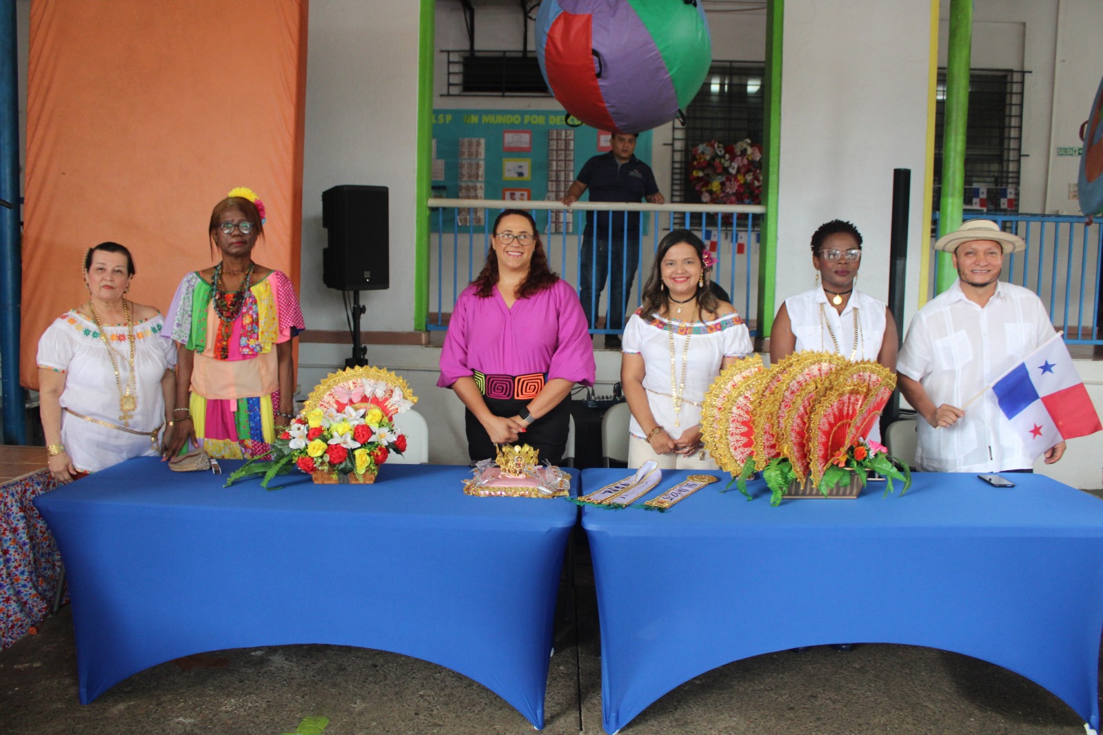 Comunidad educativa del PEP participa en Gala Típica 2025