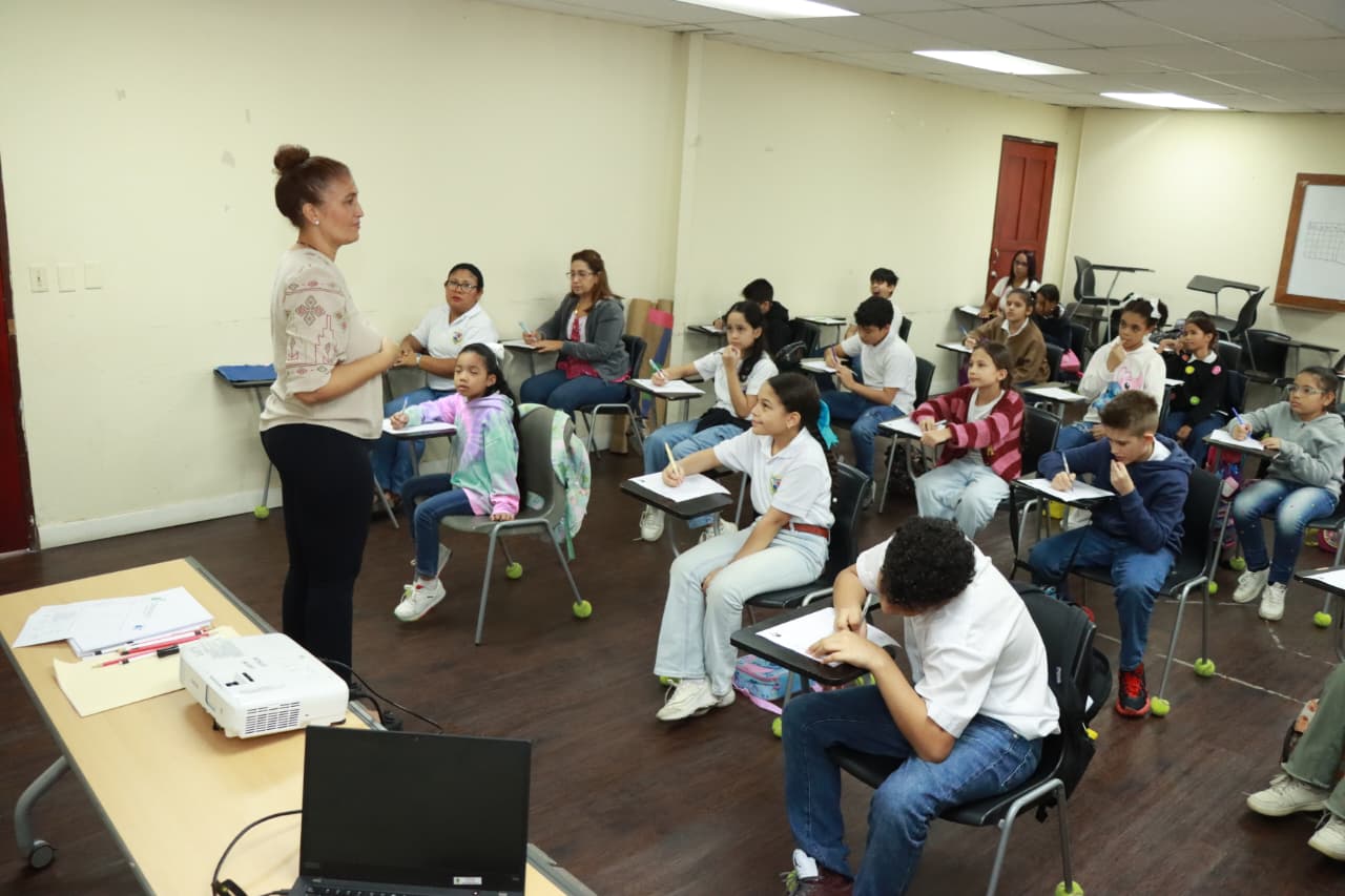 Estudiantes de José Agustín Arango y de la Escuela 11 de Octubre se Certifican en Lengua de Señas Panameñas