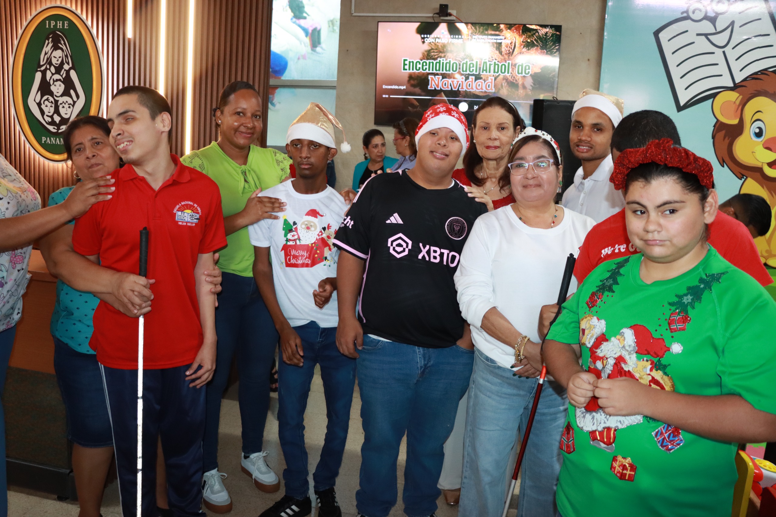 Encendido del Árbol de Navidad ilumina la sede del IPHE