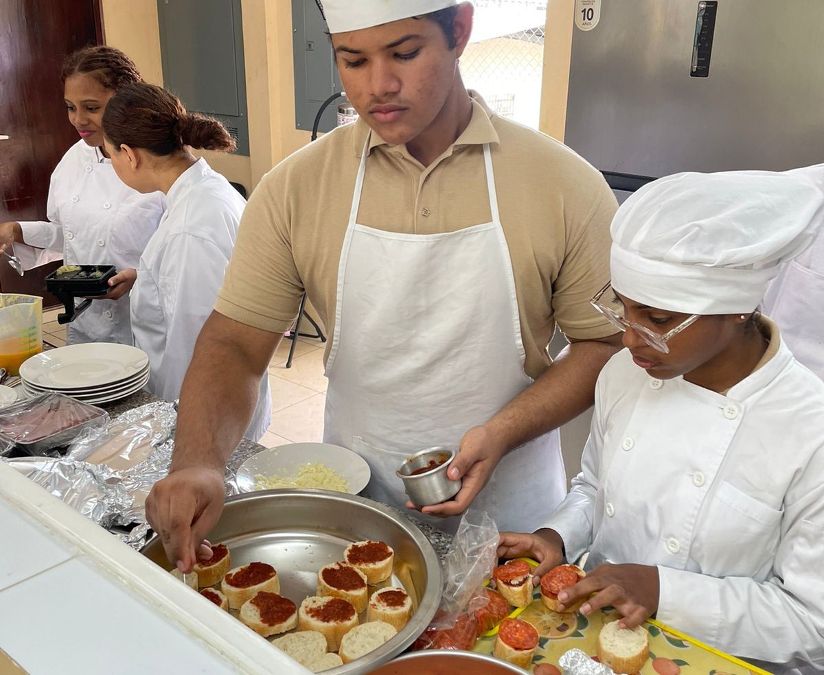 Estudiantes del CEVET demuestran sus habilidades culinarias en examen final de CTI