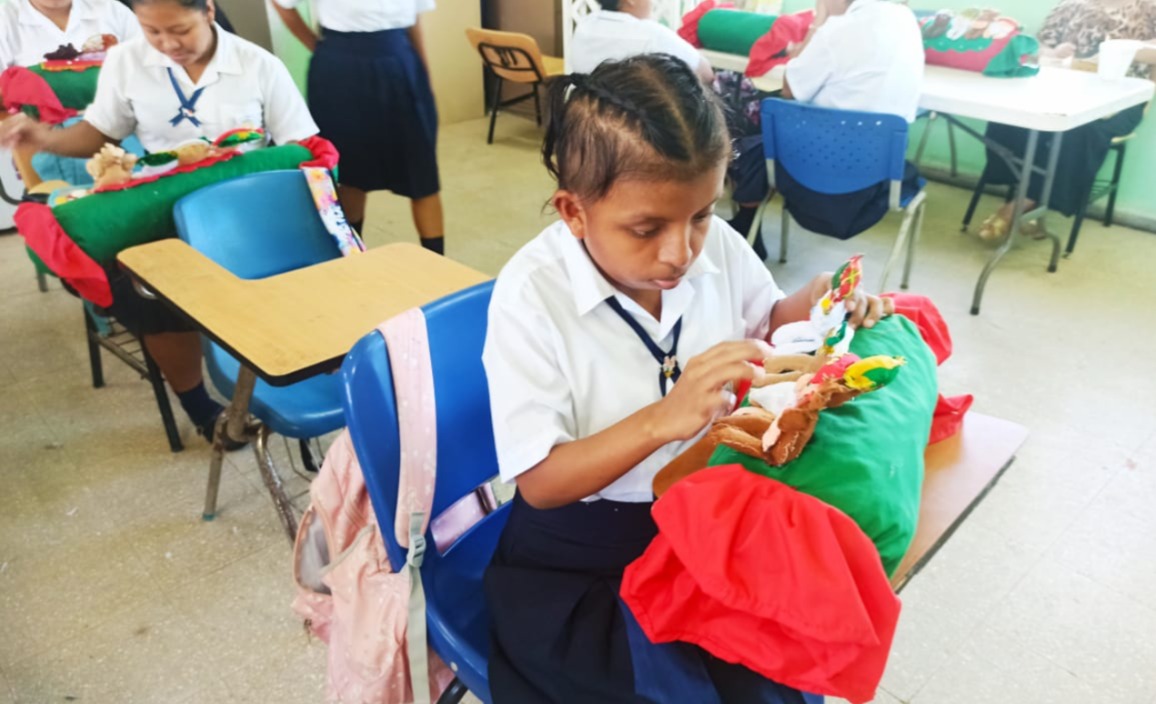 Estudiantes de CTI del IPHE fortalecen sus competencias en taller navideño