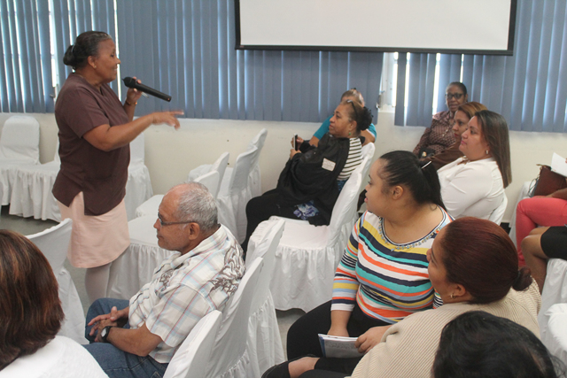 Colaboradores participan en charla sobre trastornos alimenticios