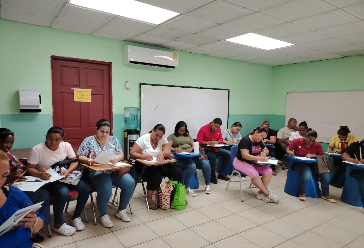 Padres participan en el taller “Mi hijo más allá del diagnóstico” en Panamá Oeste.