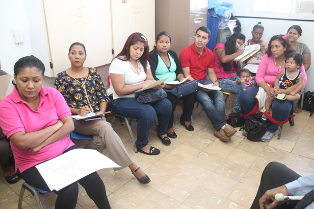 Capacitan a padres de familia en Pedregal sobre las leyes que protegen a sus hijos
