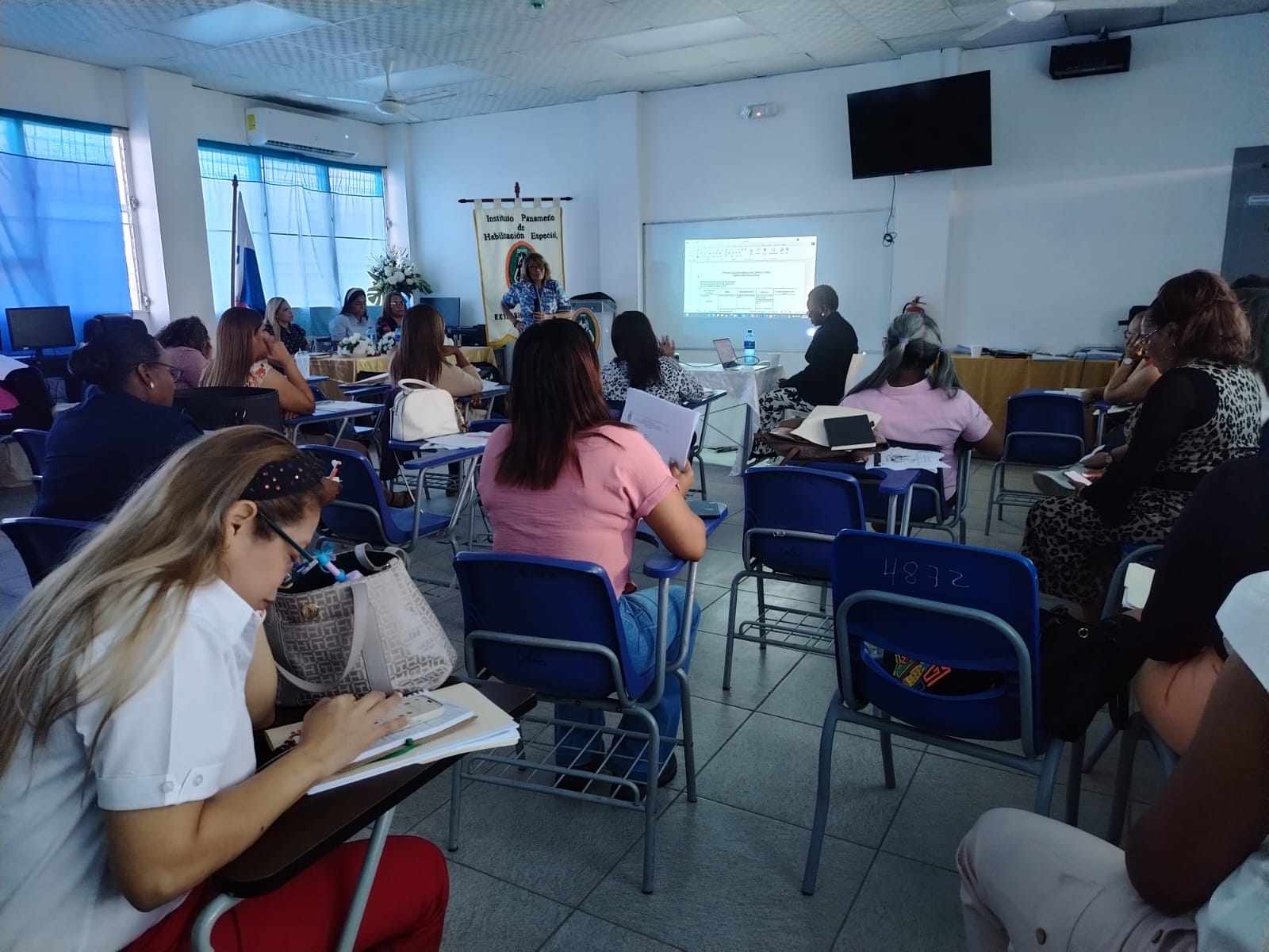 Docentes de Colón refuerzan conocimientos sobre el PEI, PECE y el DUA
