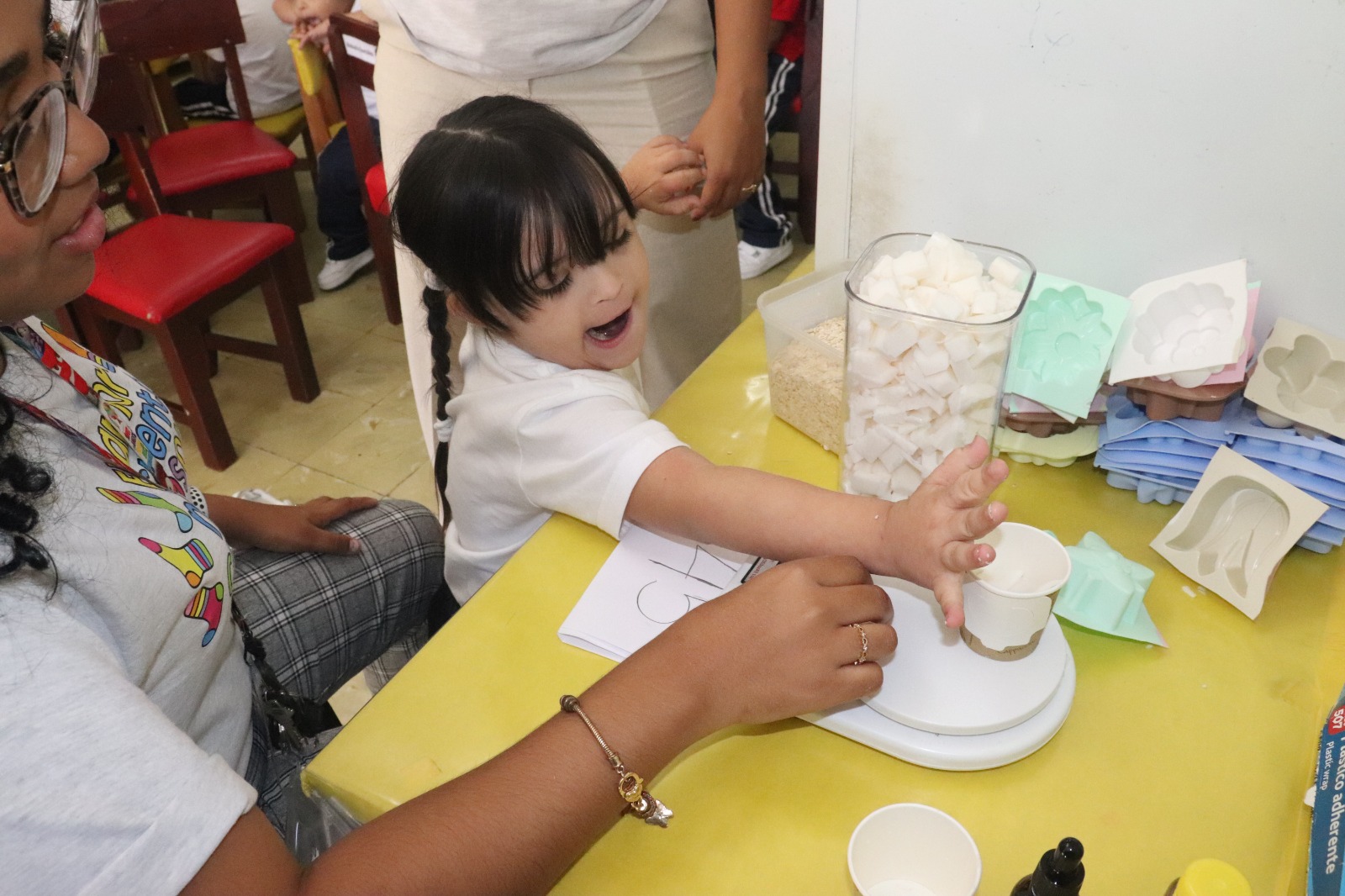Estudiantes destacan su creatividad con la elaboración de jabones artesanales con fines educativos