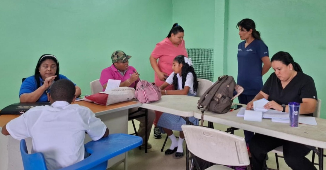 Directivos y equipos técnicos realizan visita a escuela inclusiva en Costa Arriba