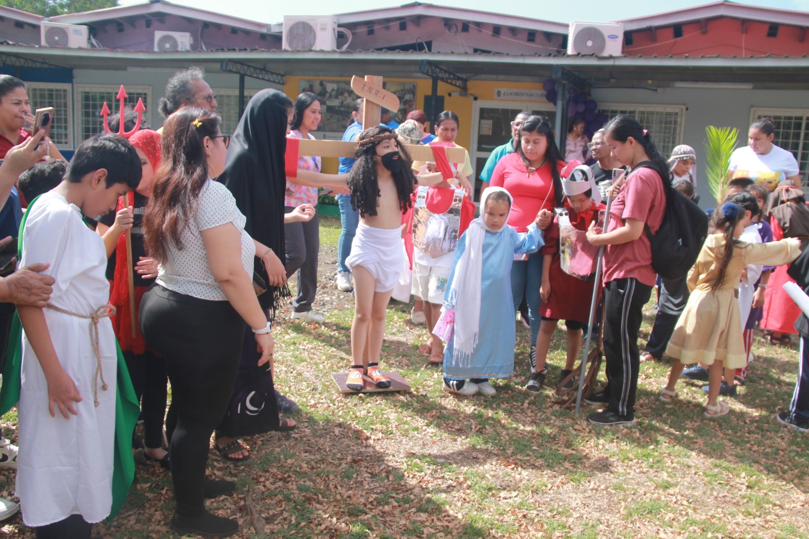 Estudiantes de escuelas del IPHE representan escenas de la Semana Santa en actividad pedagógica inclusiva