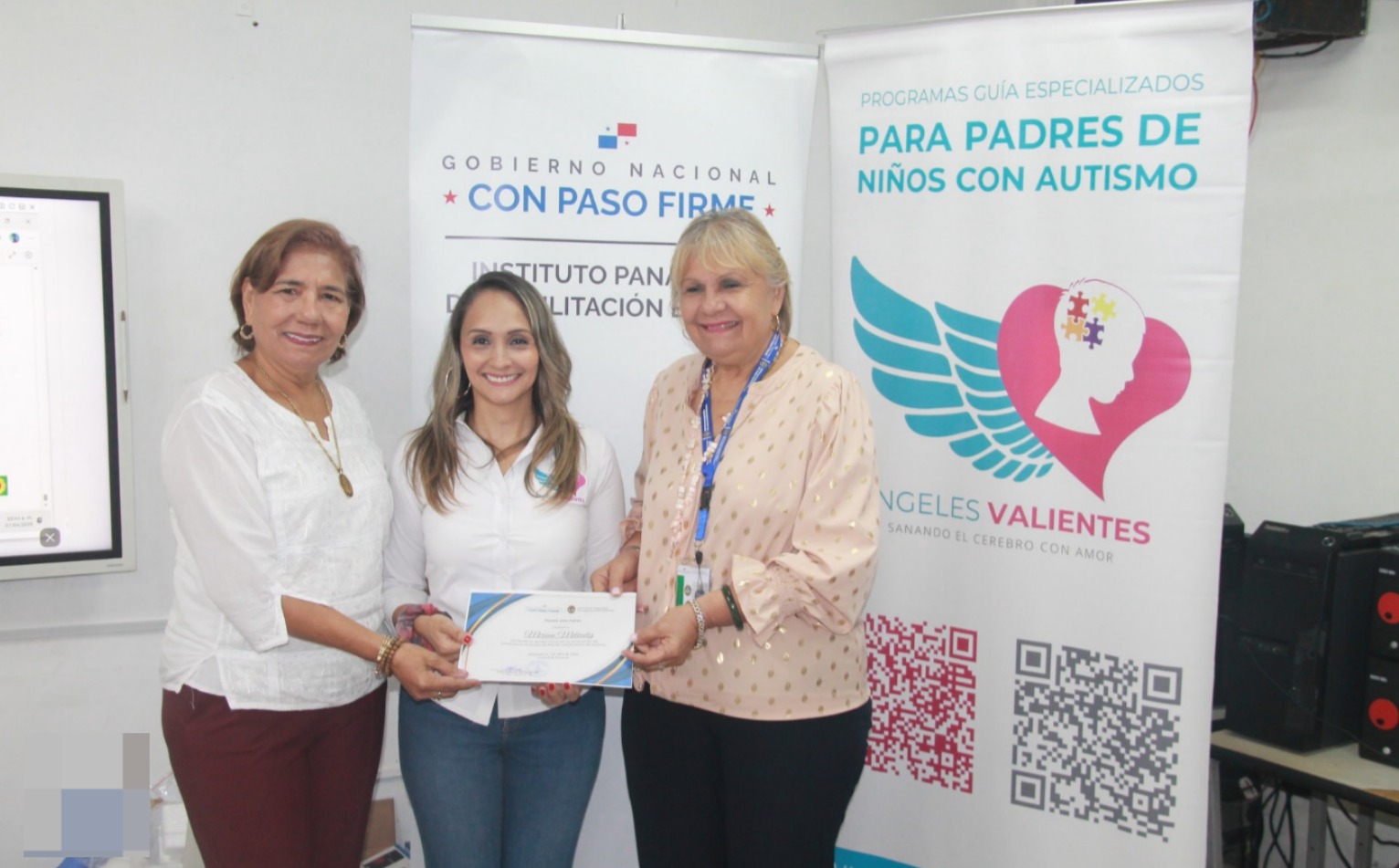 IPHE fortalece a padres de familia con taller “Autismo Reset”