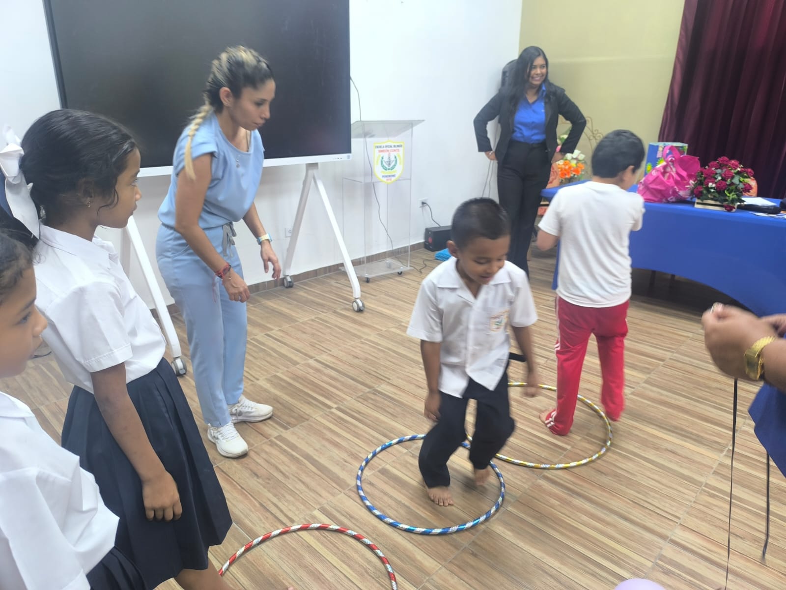Aprender con el cuerpo: un circuito sensorial transforma la experiencia educativa en Penonomé