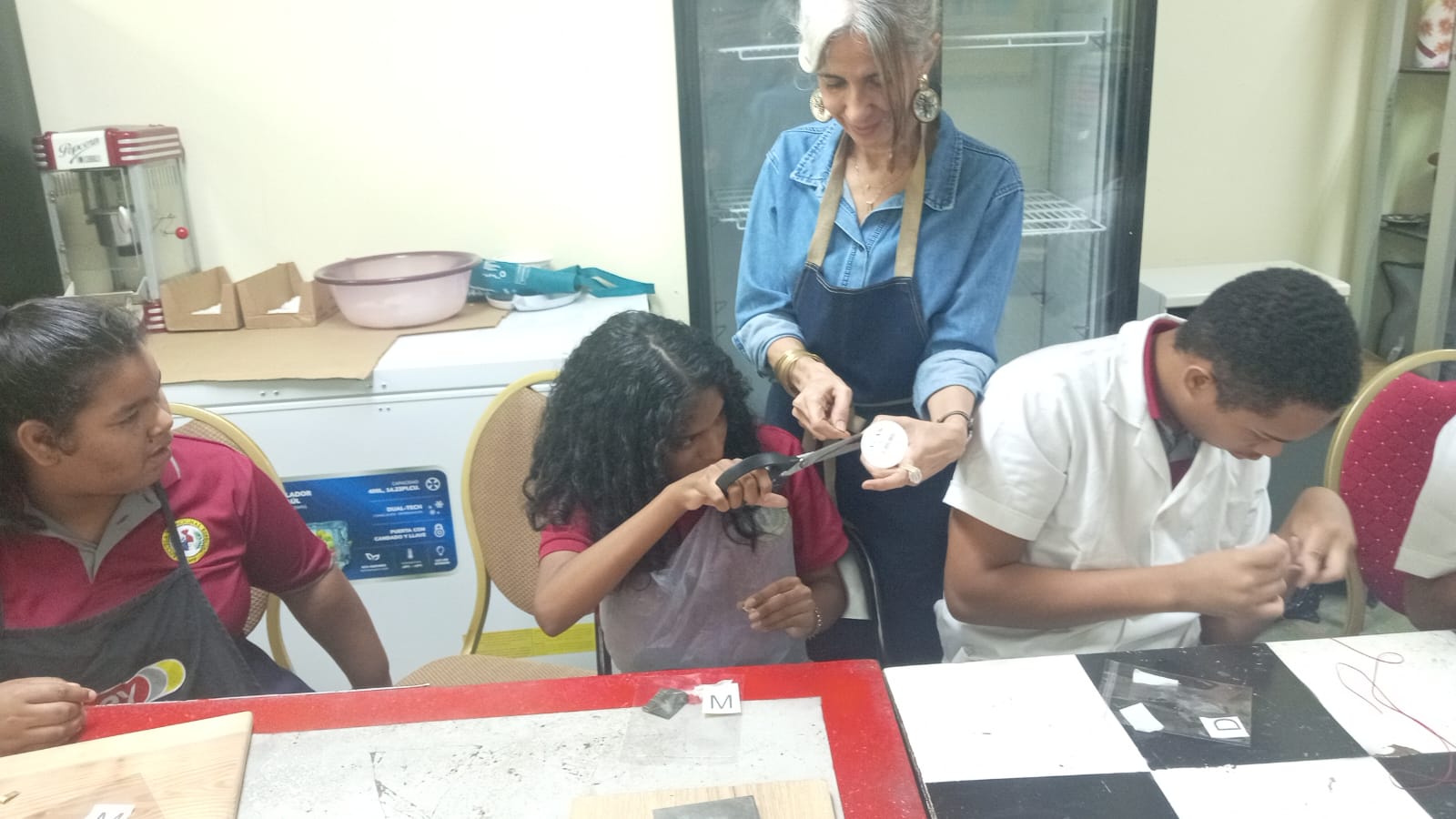IPHE impulsa habilidades emprendedoras en estudiantes mediante taller de orfebrería en la EVE.