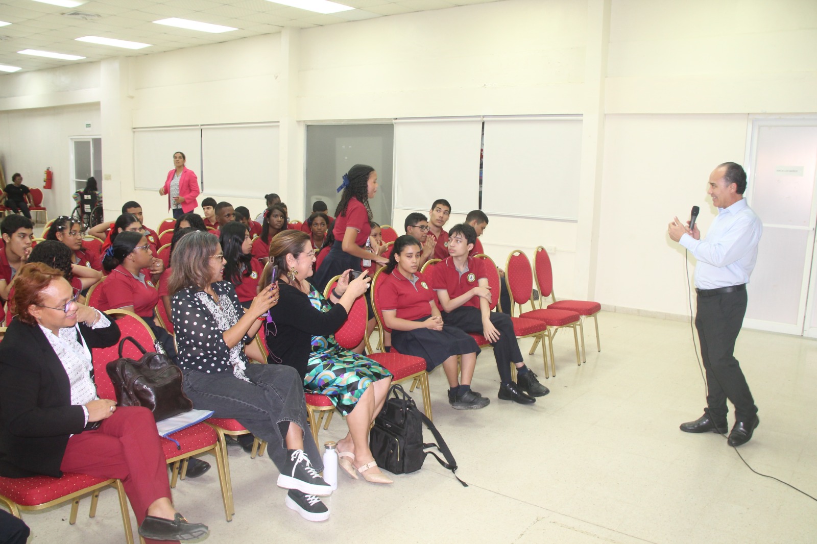 Taller práctico de servicio al cliente y trabajo en equipo fortalece competencias laborales de estudiantes de la EVE