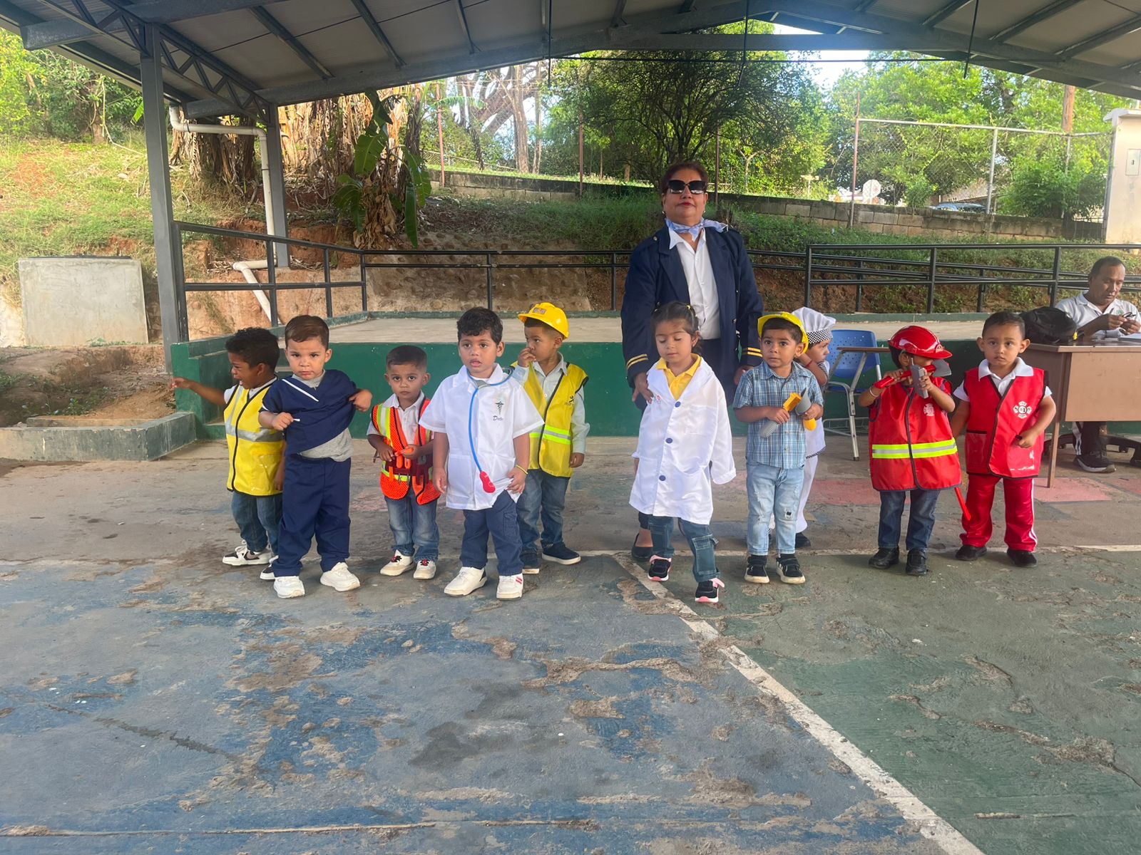 Estudiantes de Parvulario de Herrera resaltan las profesiones