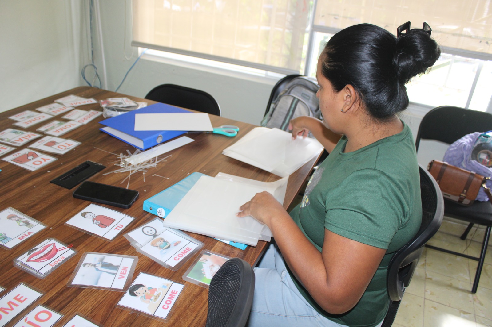 Padres de familia de la Escuela de Enseñanza Especial participan en taller de confección de libro de comunicación
