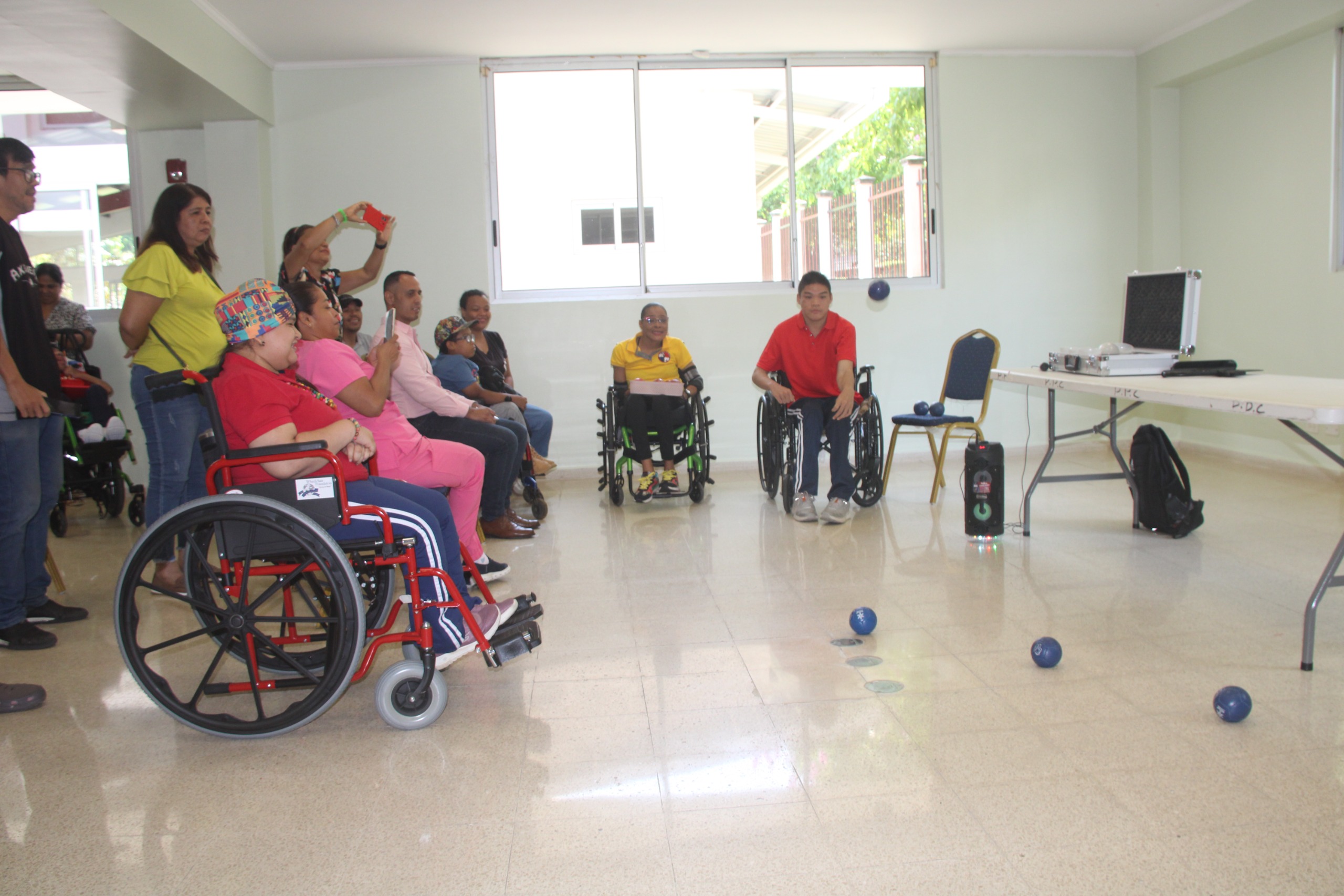 Estudiantes del Programa de Parálisis Cerebral se introducen en la disciplina deportiva de Bocha