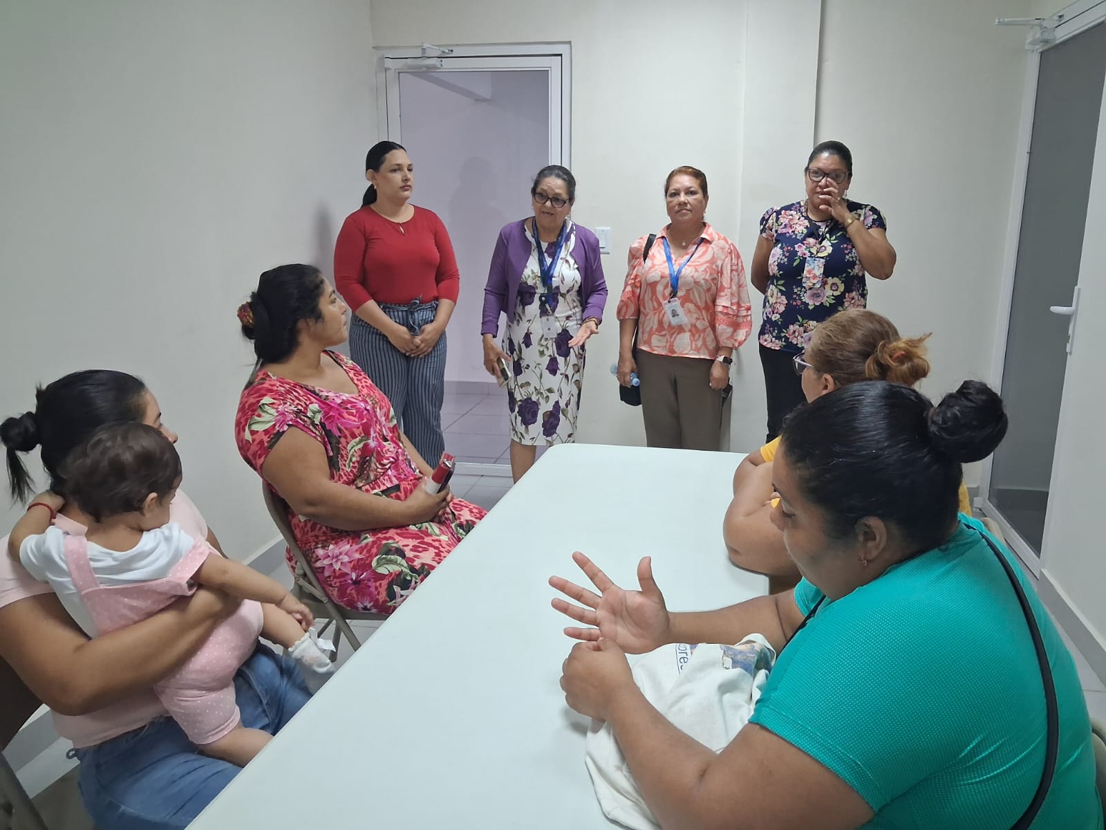 Madres de familia fortalecen habilidades de emprendimiento con curso de confección de peinetas